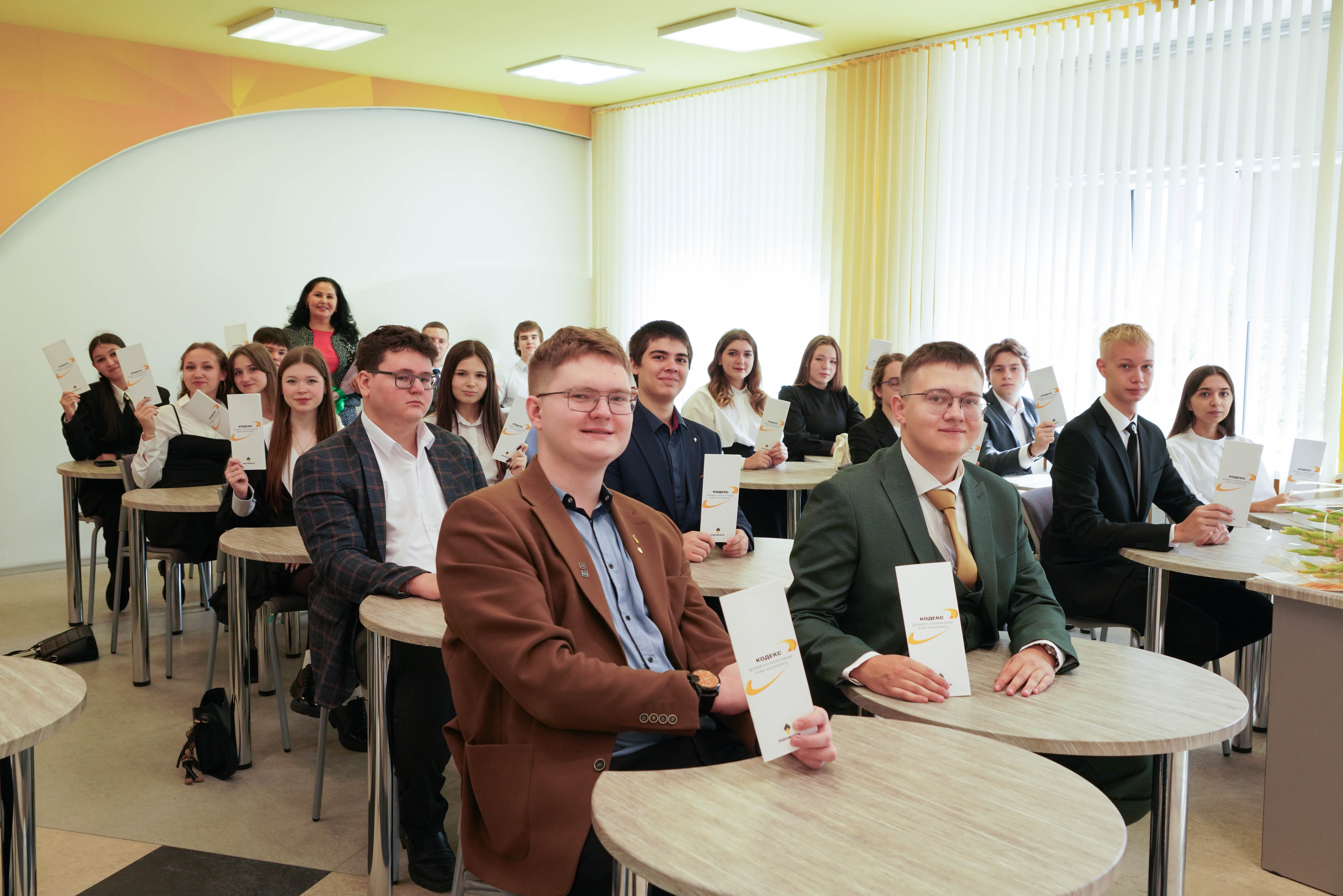 В Новом Уренгое состоялась линейка в честь Дня знаний