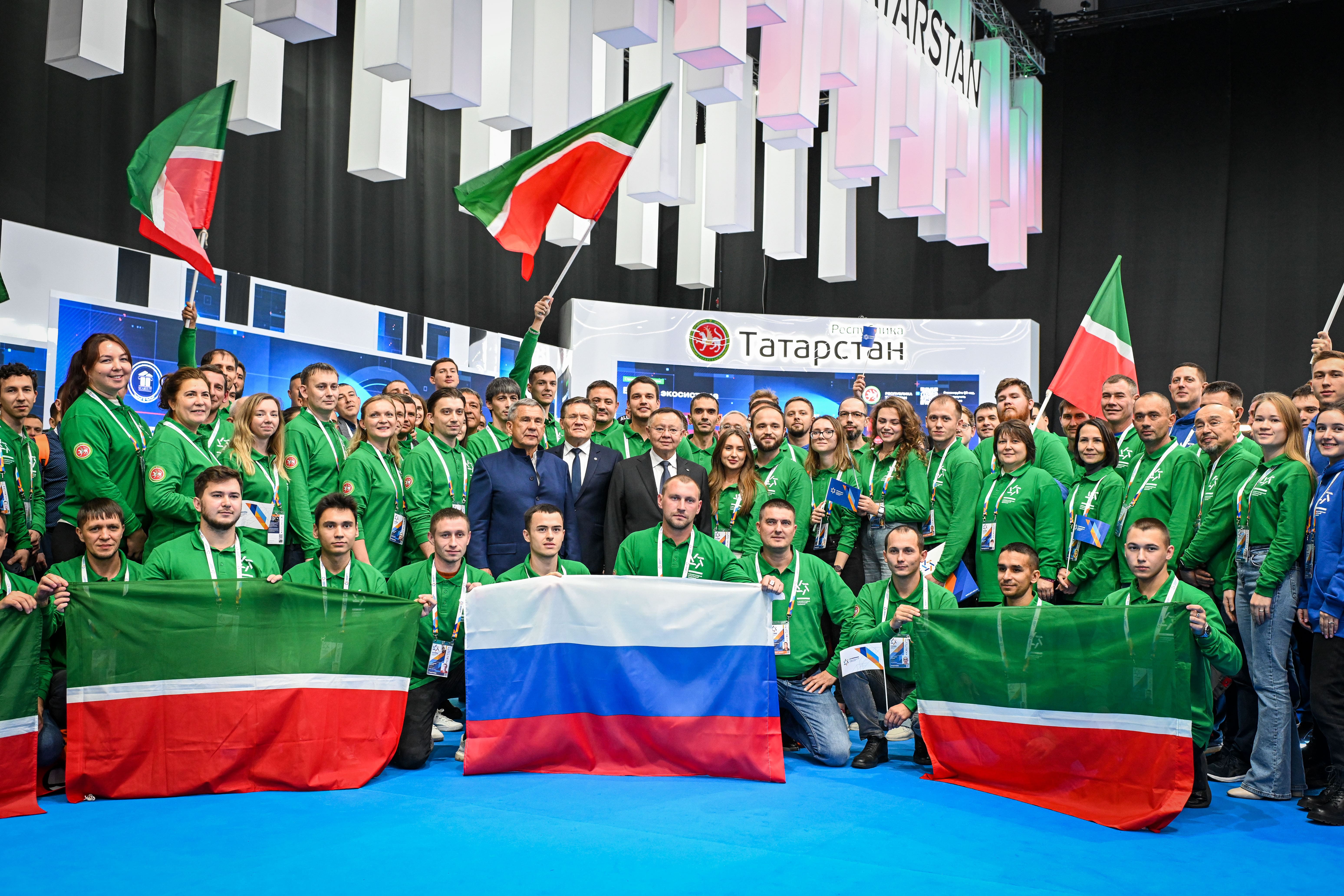 Команда на стенде Татарстана во время Международного строительного чемпионата