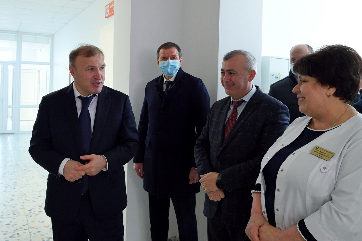Глава Адыгеи посетил новую детскую поликлинику в Гиагинском районе