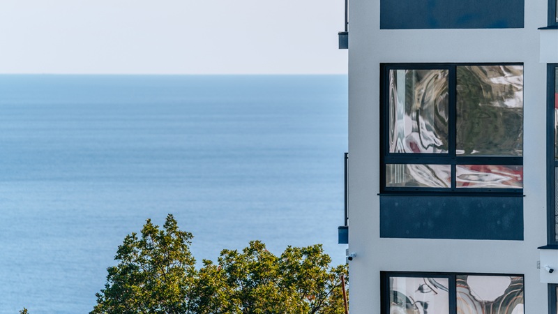 Вид из окон комплекса «Вилла Маяк». Жить рядом с морем — мечта многих: вдыхать его соленый аромат и наслаждаться им каждый день. Фото предоставлено: ГК «Расцветай»