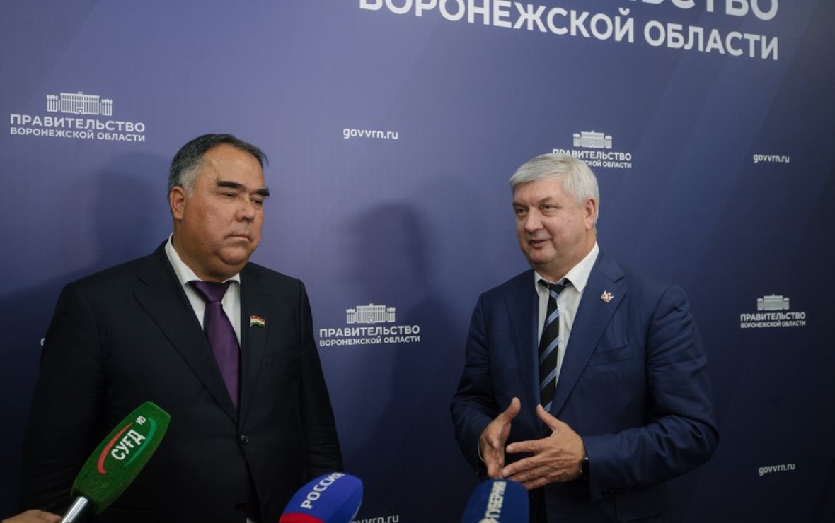 Раджаб Ахмадзода и Александр Гусев (Фото: пресс-служба правительства Воронежской области)
