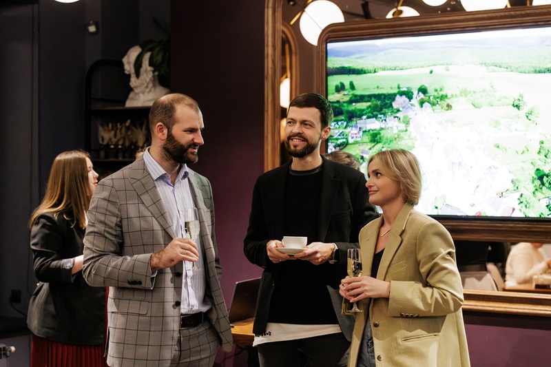 Руководитель земельного банка «Брусники» в Новосибирске Борис Зырянов, главный архитектор проекта Сергей Гапоненко и Наталья Самощева, руководитель отдела партнерских продаж «Брусники»