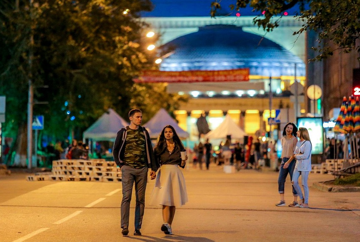 По мнению губернатора региона Андрея Травникова, пешеходная улица должна быть в любом городе, а в таком крупном, как Новосибирск, даже не одна