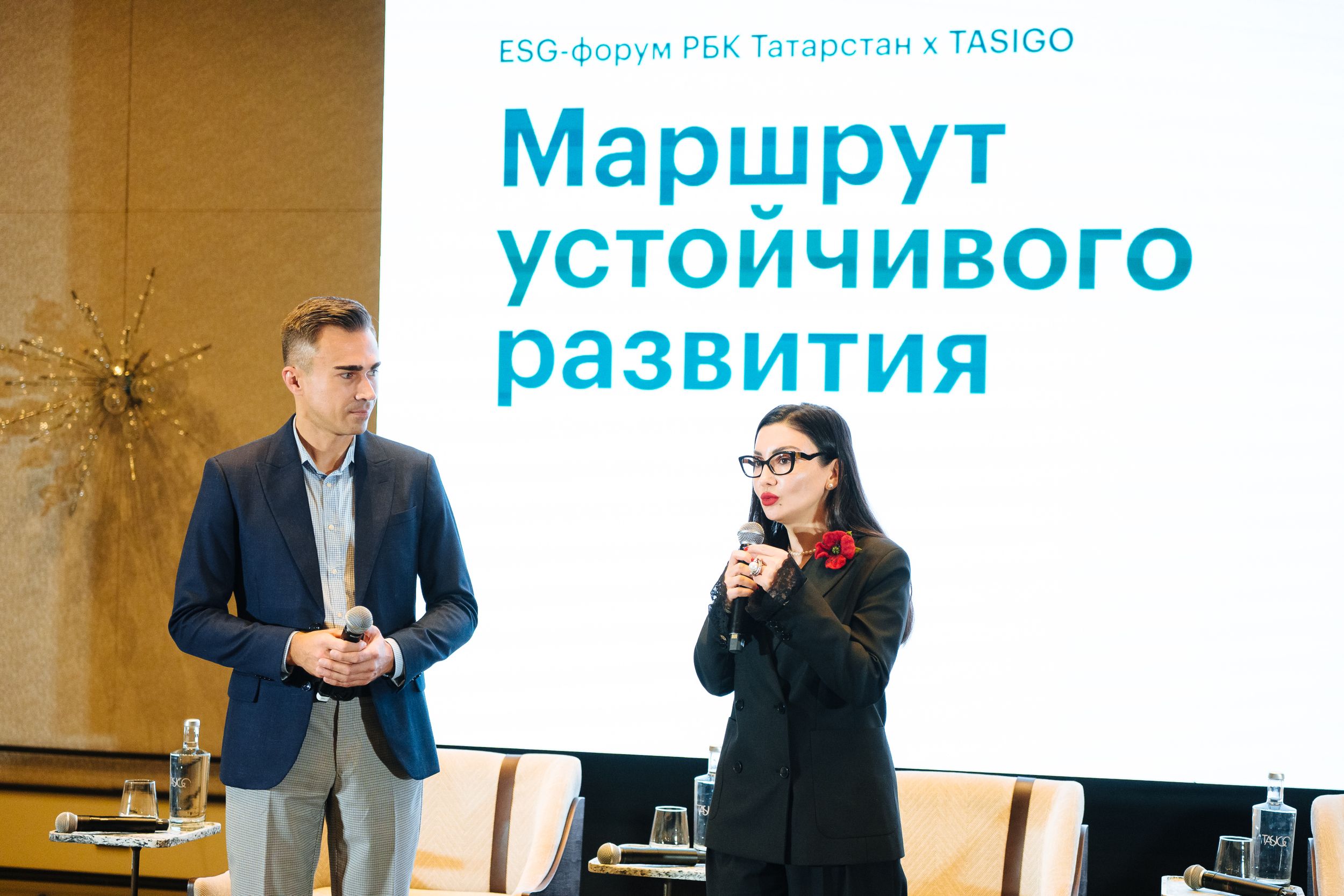 Руководитель РБК Татарстан Алексей Блинов (слева) и Директор по туризму сети отелей TASIGO Севда Озтетик. Фото Даниила Шведова  