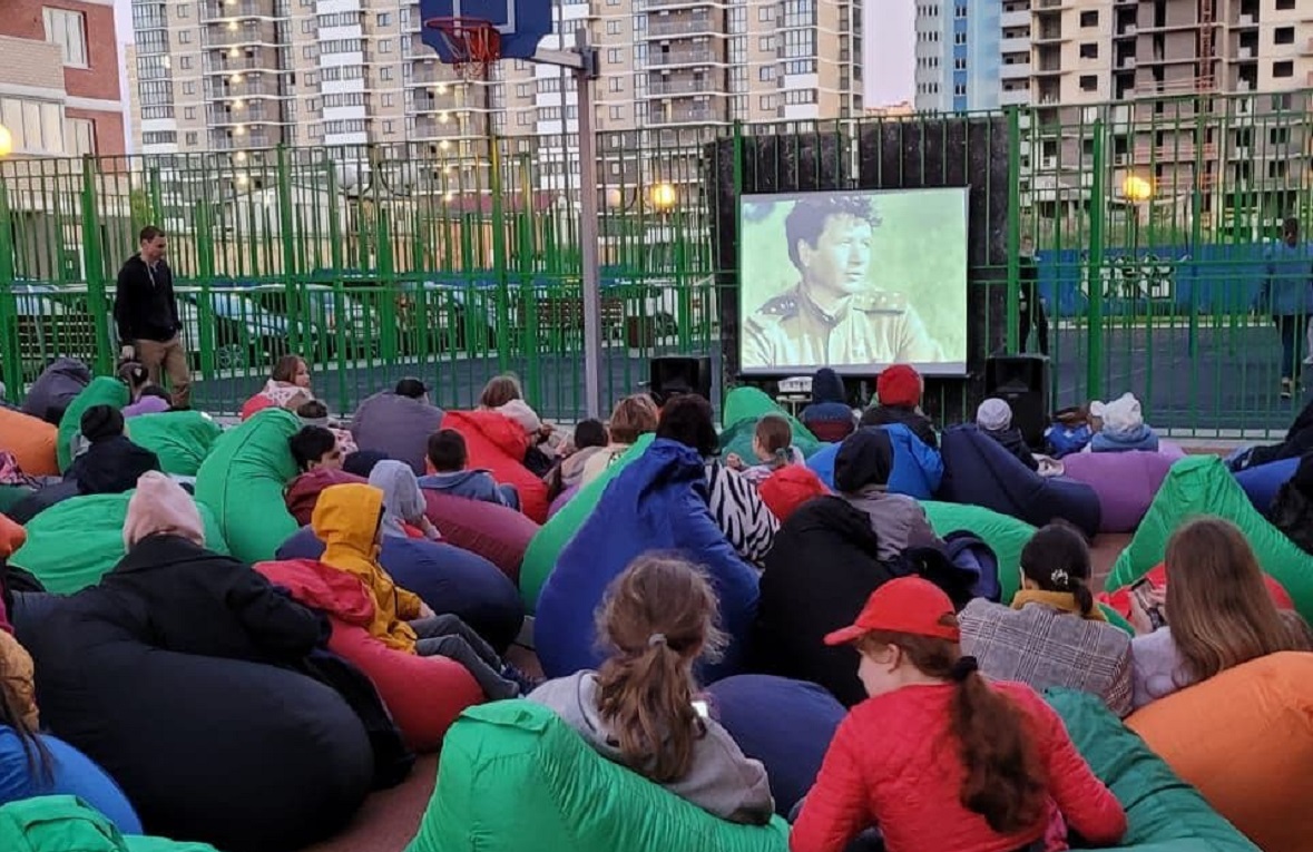 АСК в преддверии Дня Победы провела акцию «Фильмы Победы во дворе»