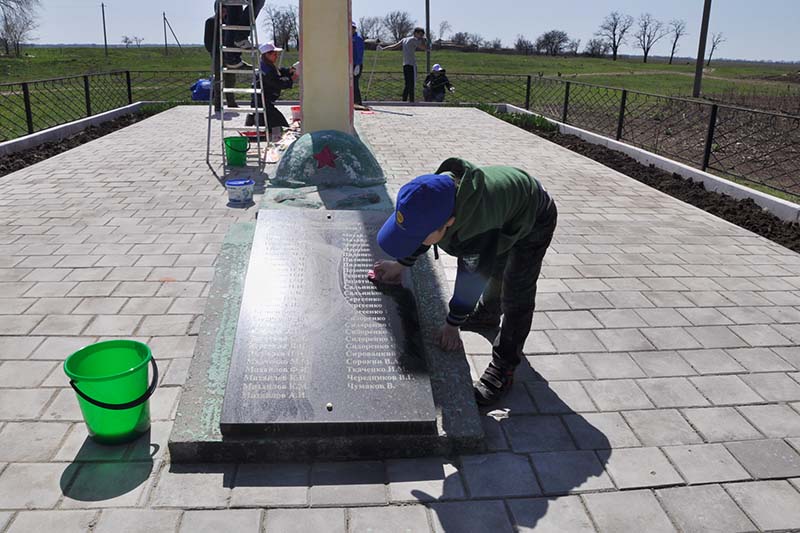 Проект «Солдатская могила» продолжается - атомщики проводят субботники на территории мемориальных комплексов