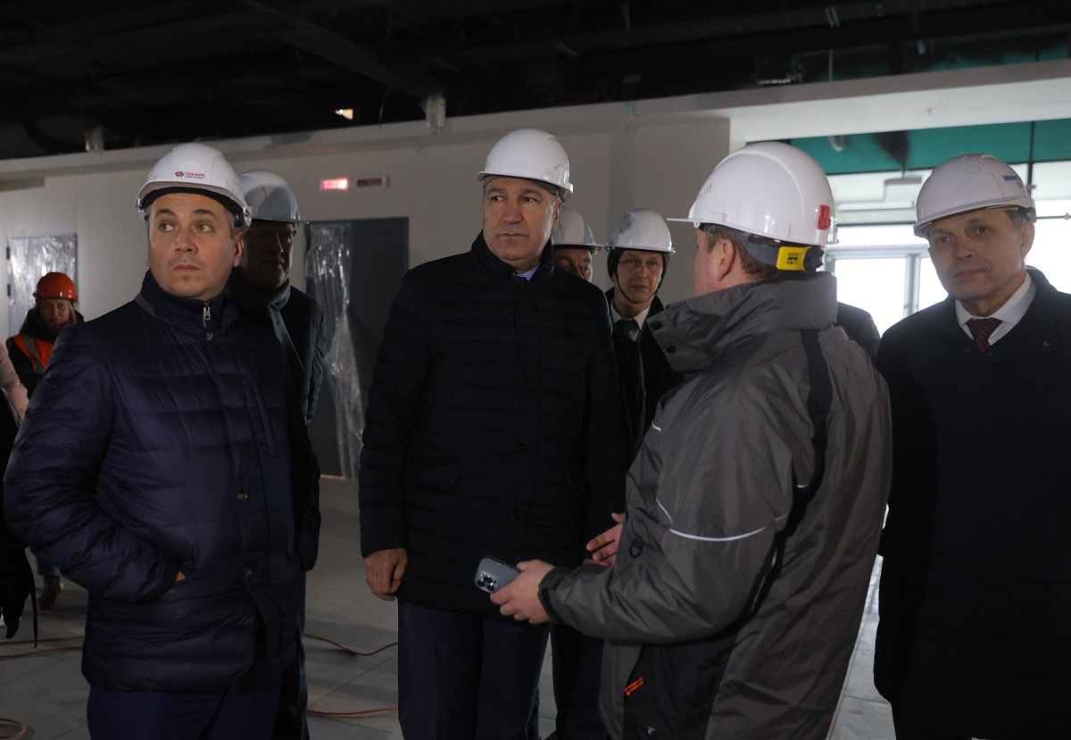 Делегация Новосибирской области посетила стройплощадку в Екатеринбурге