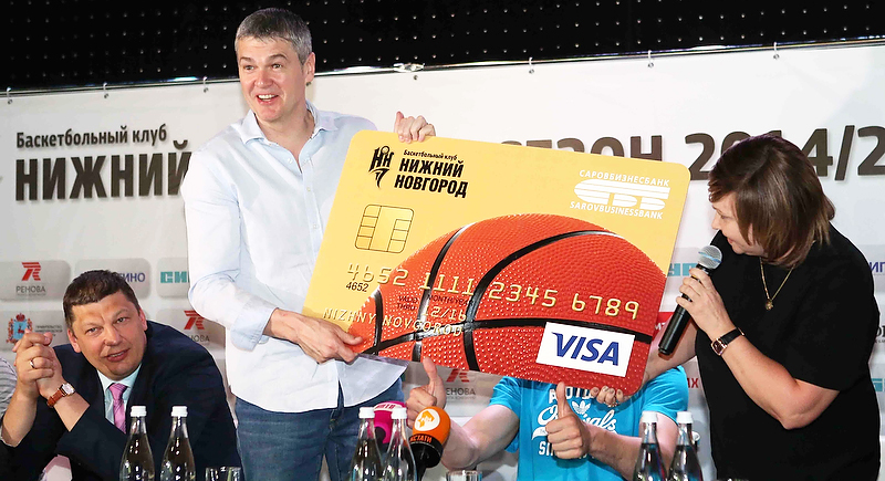 Игроки и сотрудники Баскетбольного клуба «Нижний Новгород» первыми получили кобрендинговые карты Саровбизнесбанка и БКНН