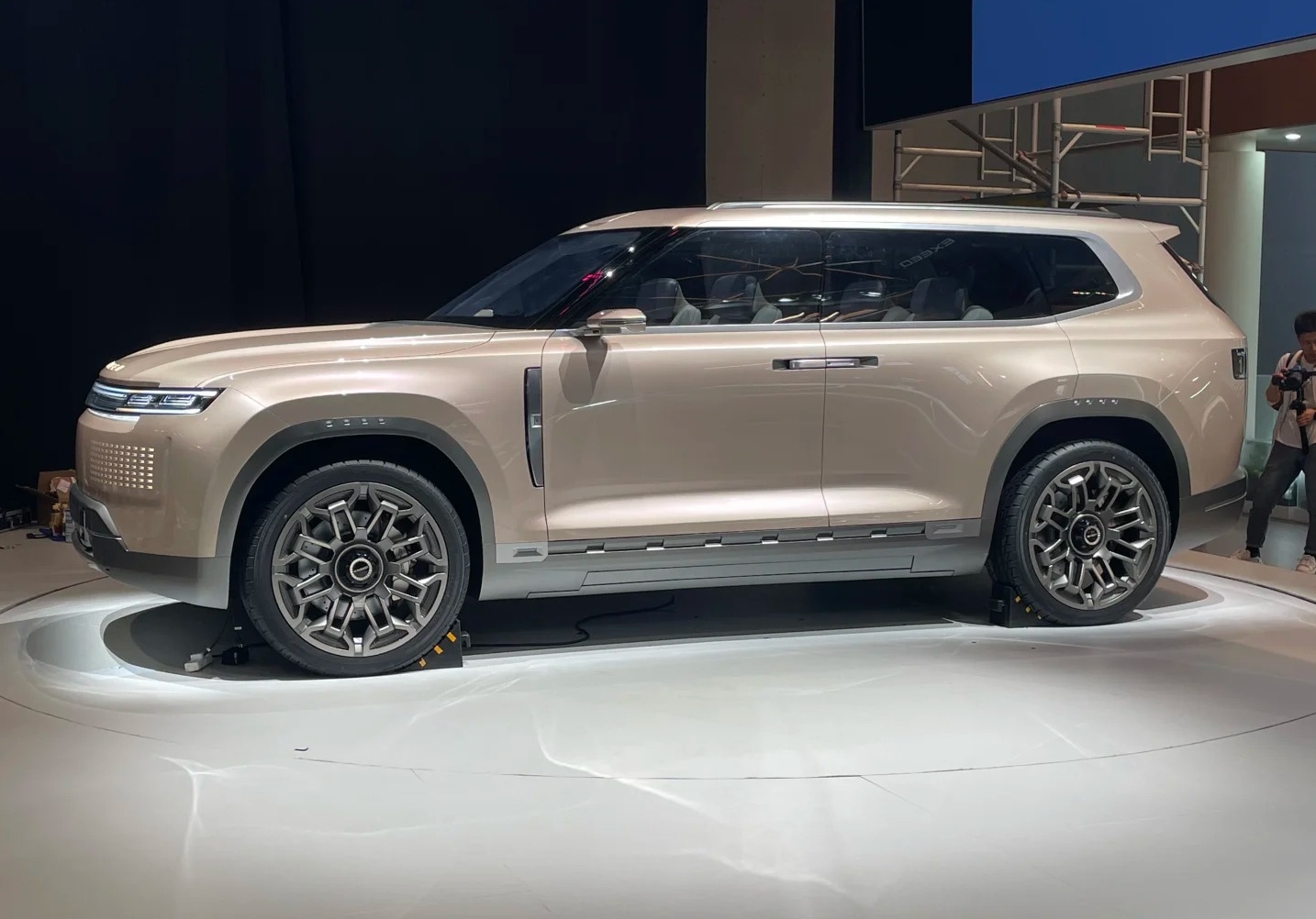 EXEED представляет передовую технологию подруливания задних колес