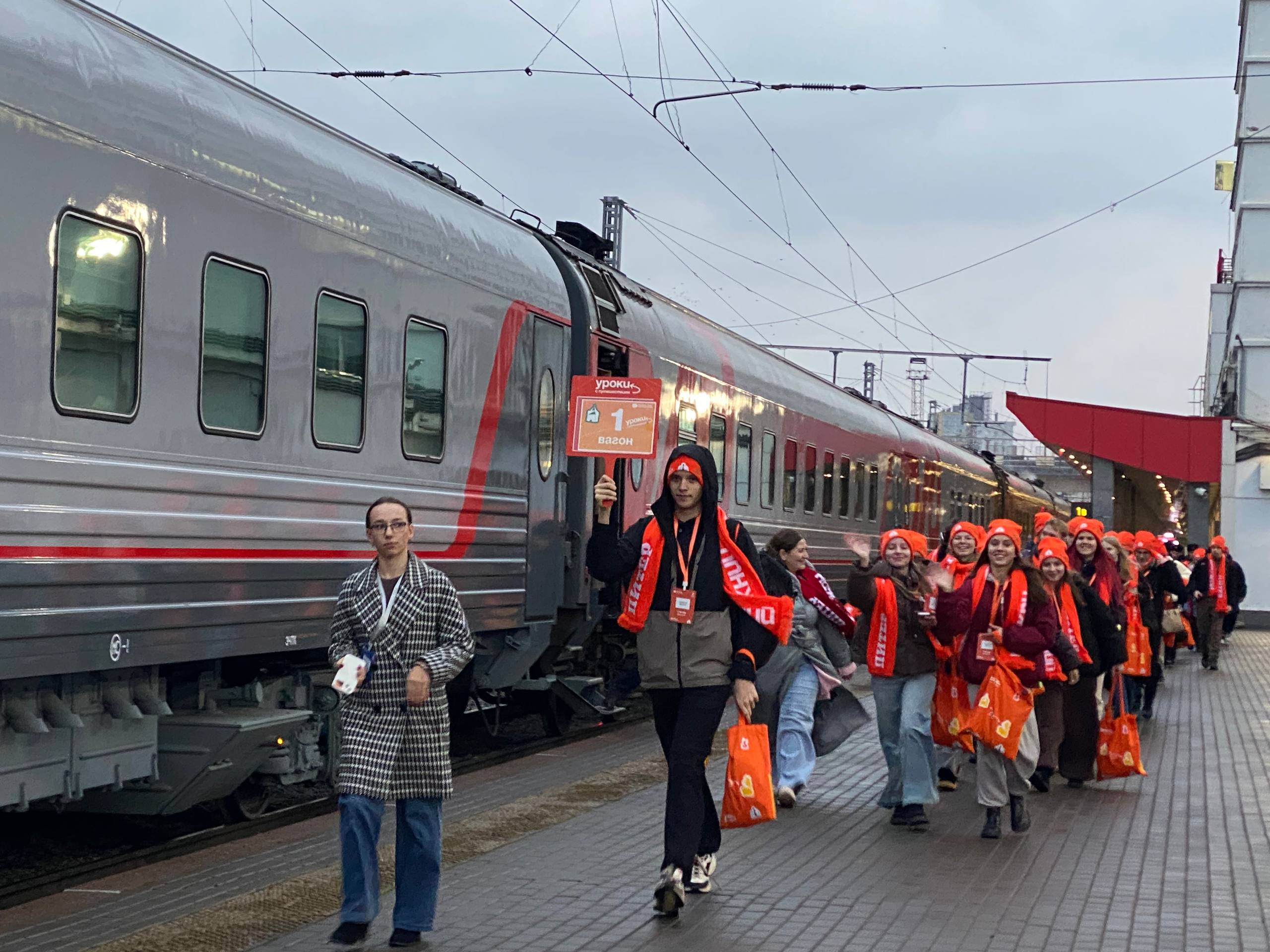 Почти 500 детей отправились в Санкт-Петербург на патриотическом поезде