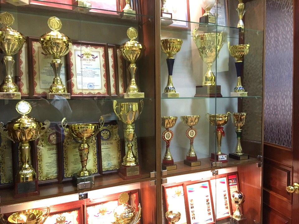 Спортивные награды за достижения работников метрополитена на различных соревнованиях представлены отдельной экспозицией