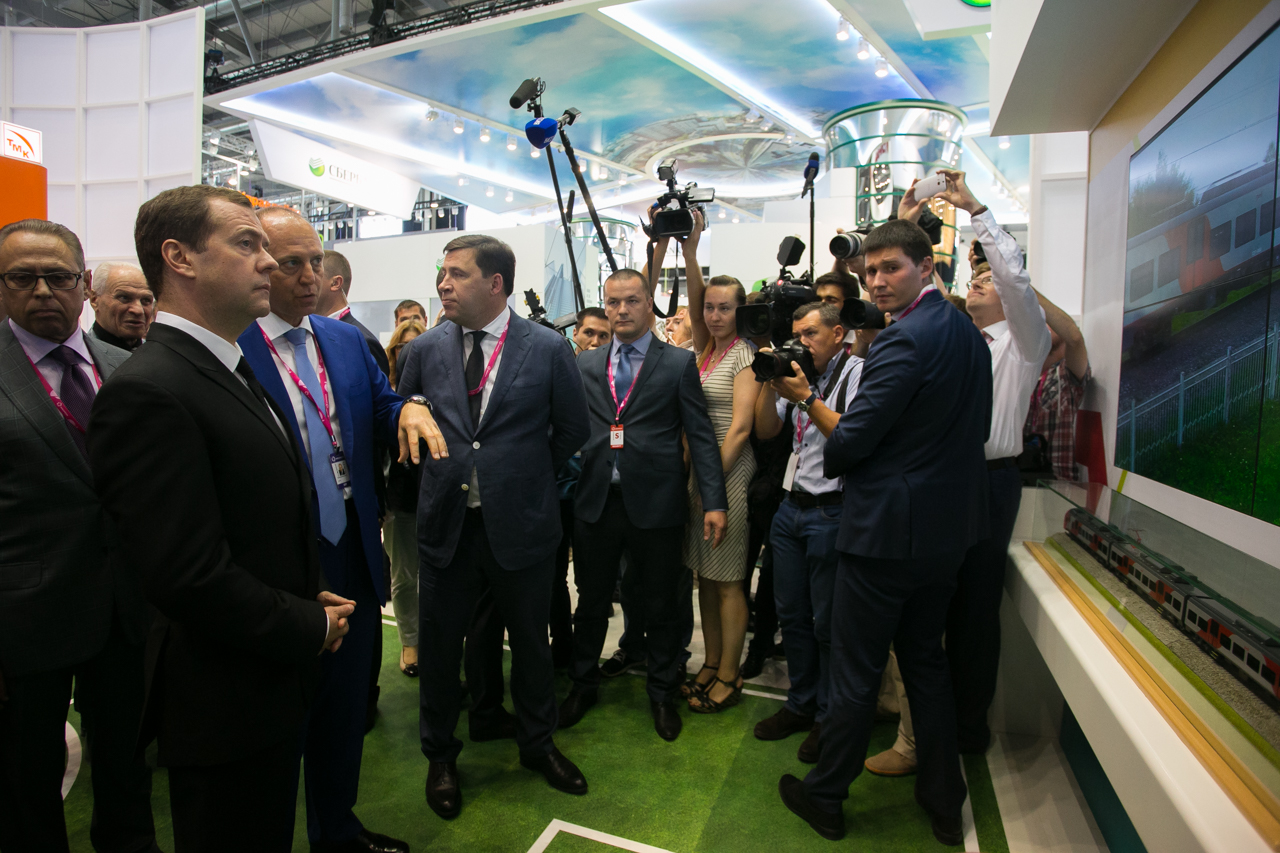 Дмитрий Медведев посетил объединенный стенд Группы Синара и ТМК на Иннопроме-2016