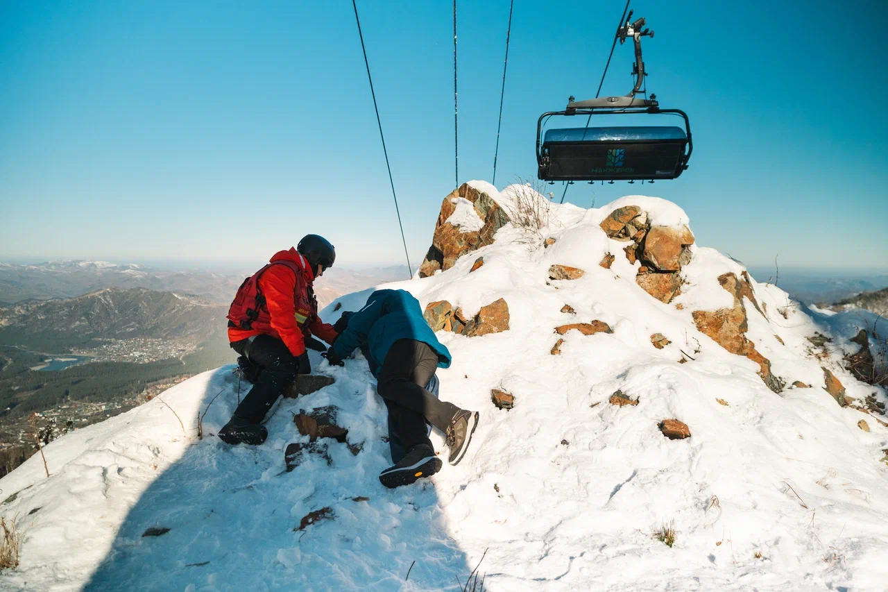 Спасатели курорта «Манжерок» отработали эвакуацию с канатной дороги