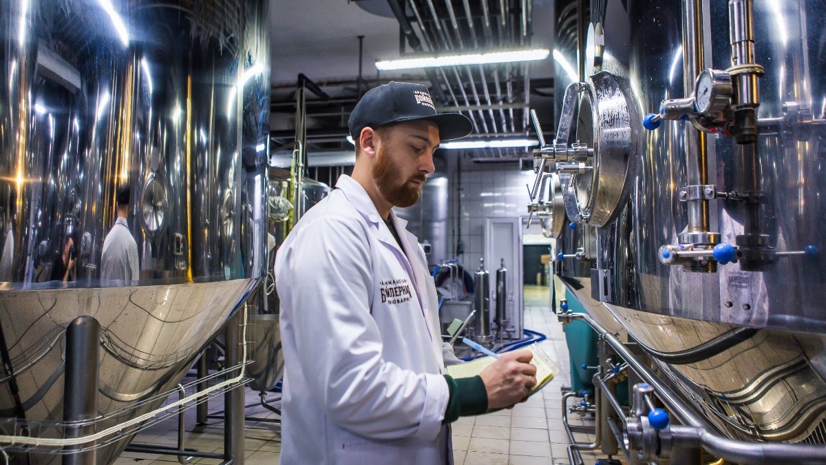 У сети «ПИВ&КО» есть собственная Арамильская бойлерная пивоварня. В ней работает интеллектуальное ядро пивоваров, которые разрабатывают новые наименования.