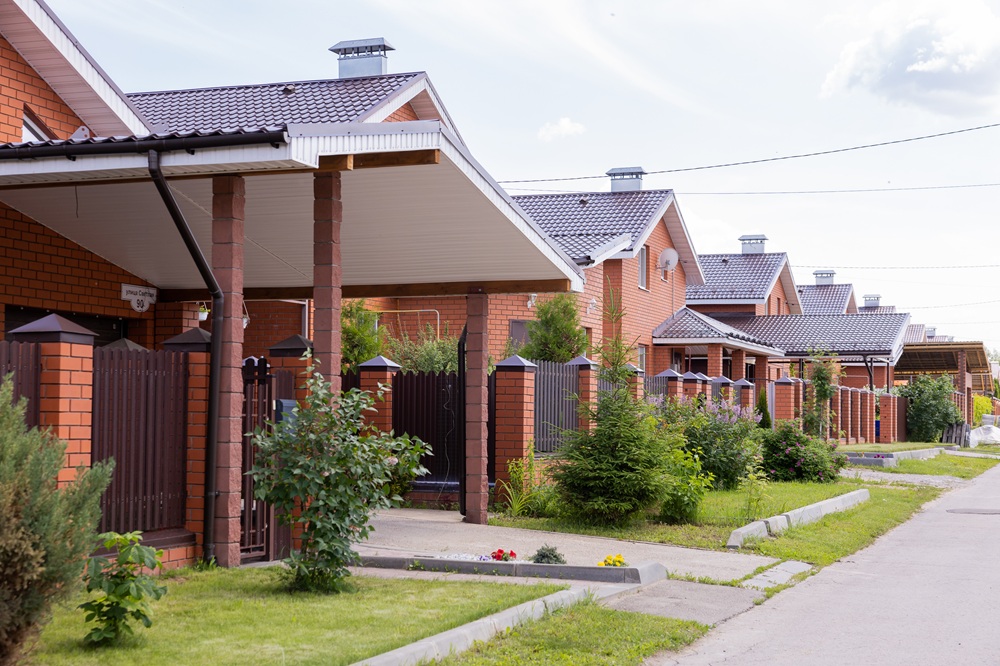 Дома в деревне Крутая: жить по-городскому, оставаясь за городом