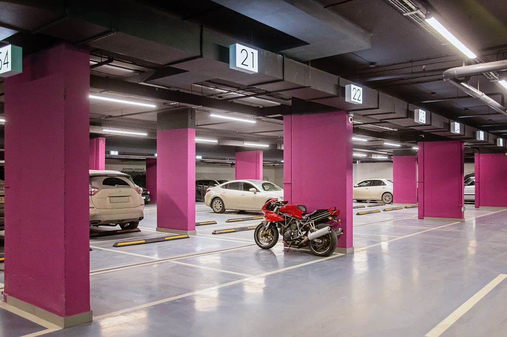 На первом этаже оборудованы помещения для колясок и велосипедов. А в подземном паркинге есть кладовые, где можно хранить сезонные вещи