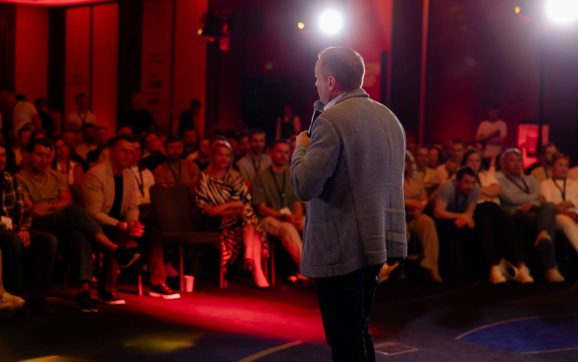 «Охота за единорогами» — Business StandUp тур от Оскара Хартманна