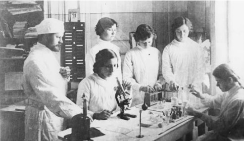 Доктор медицины Б.-А. П. Ручинский проводит занятие по диагностике (1912-1913 годы)