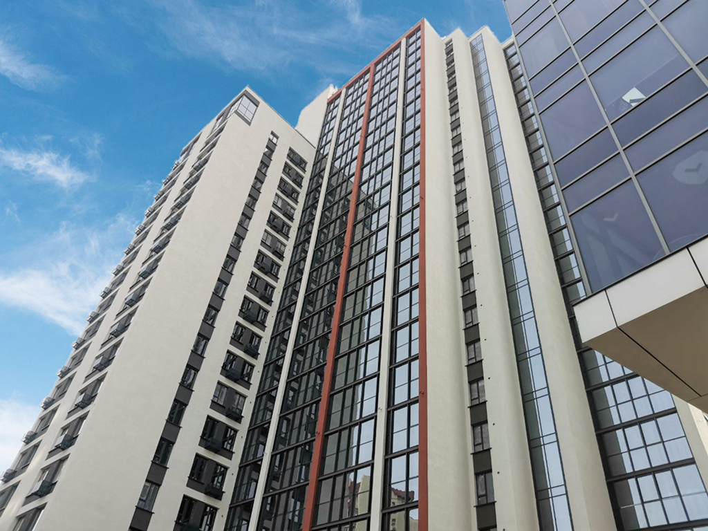 «Тайм Парк» расположен на центральной улице Новосибирска — в нескольких минутах ходьбы от двух станций метро — «Гагаринской» и «Заельцовской»