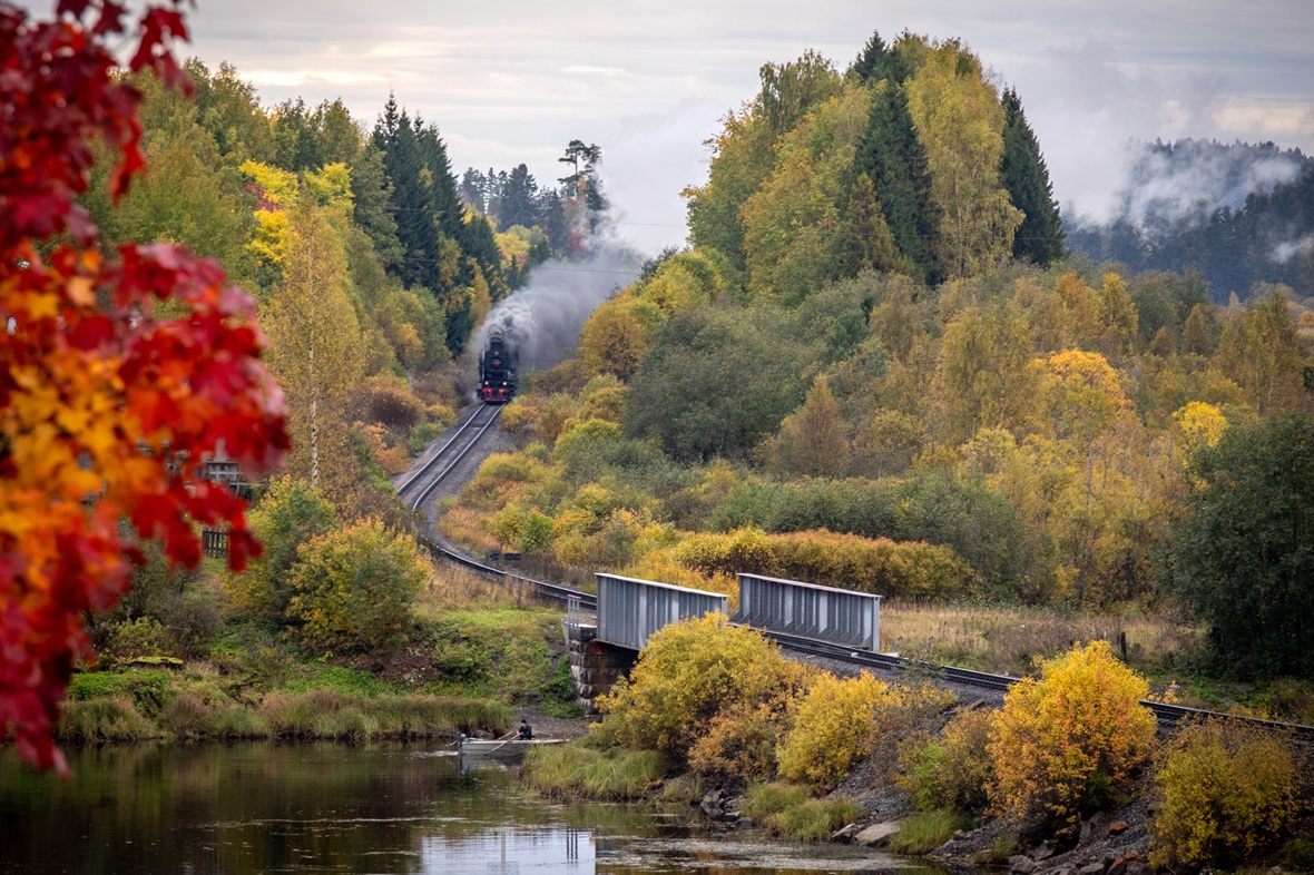 Фото предоставлено пресс-службой ОАО «РЖД».  
Туристический ретро-поезд «Рускеальский экспресс» у карельского озера Кармаланьярви.