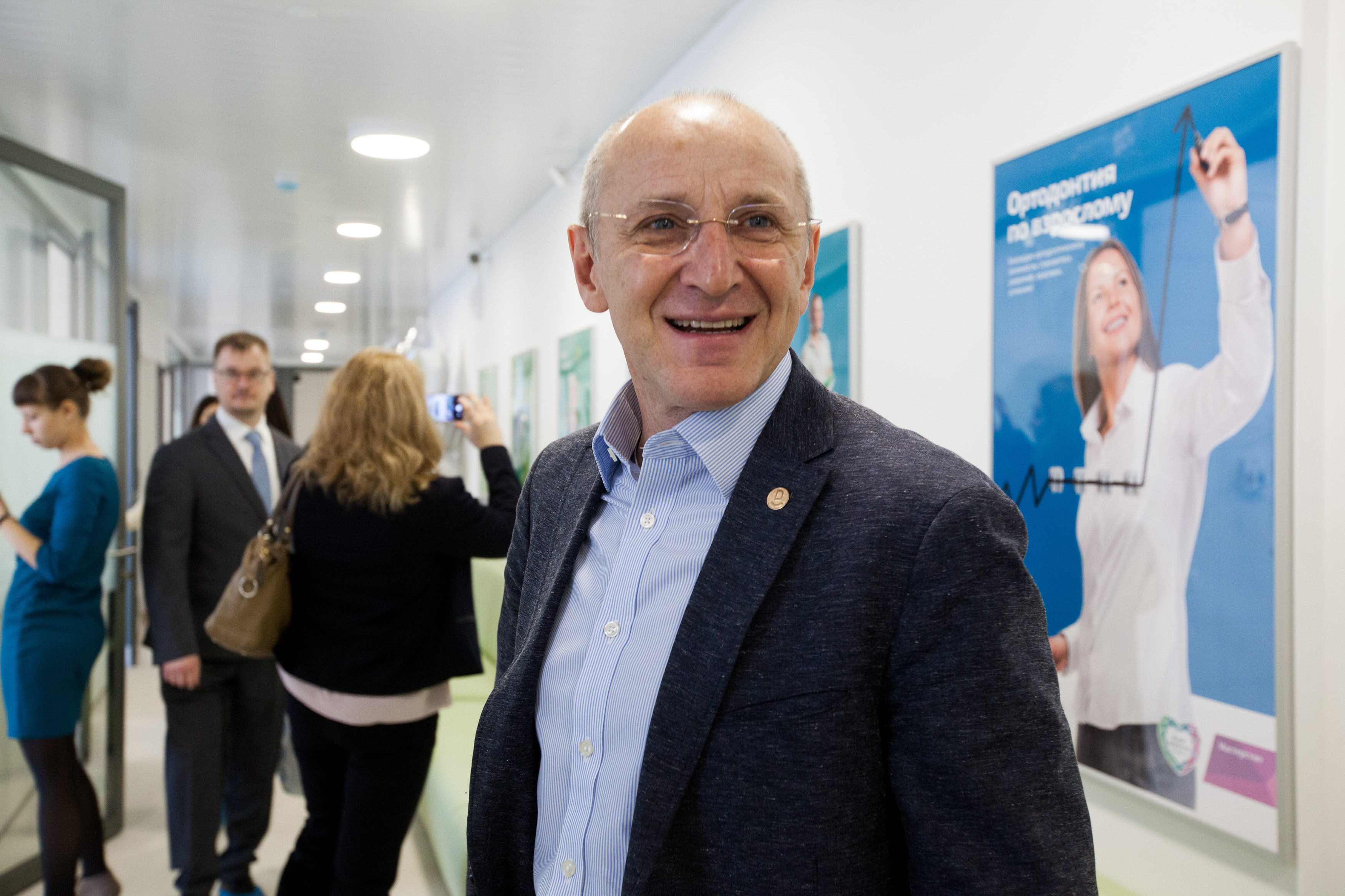 Основатель сети клиник «Дентал-Сервис» Борис Шеплев встречает гостей на открытии клиники