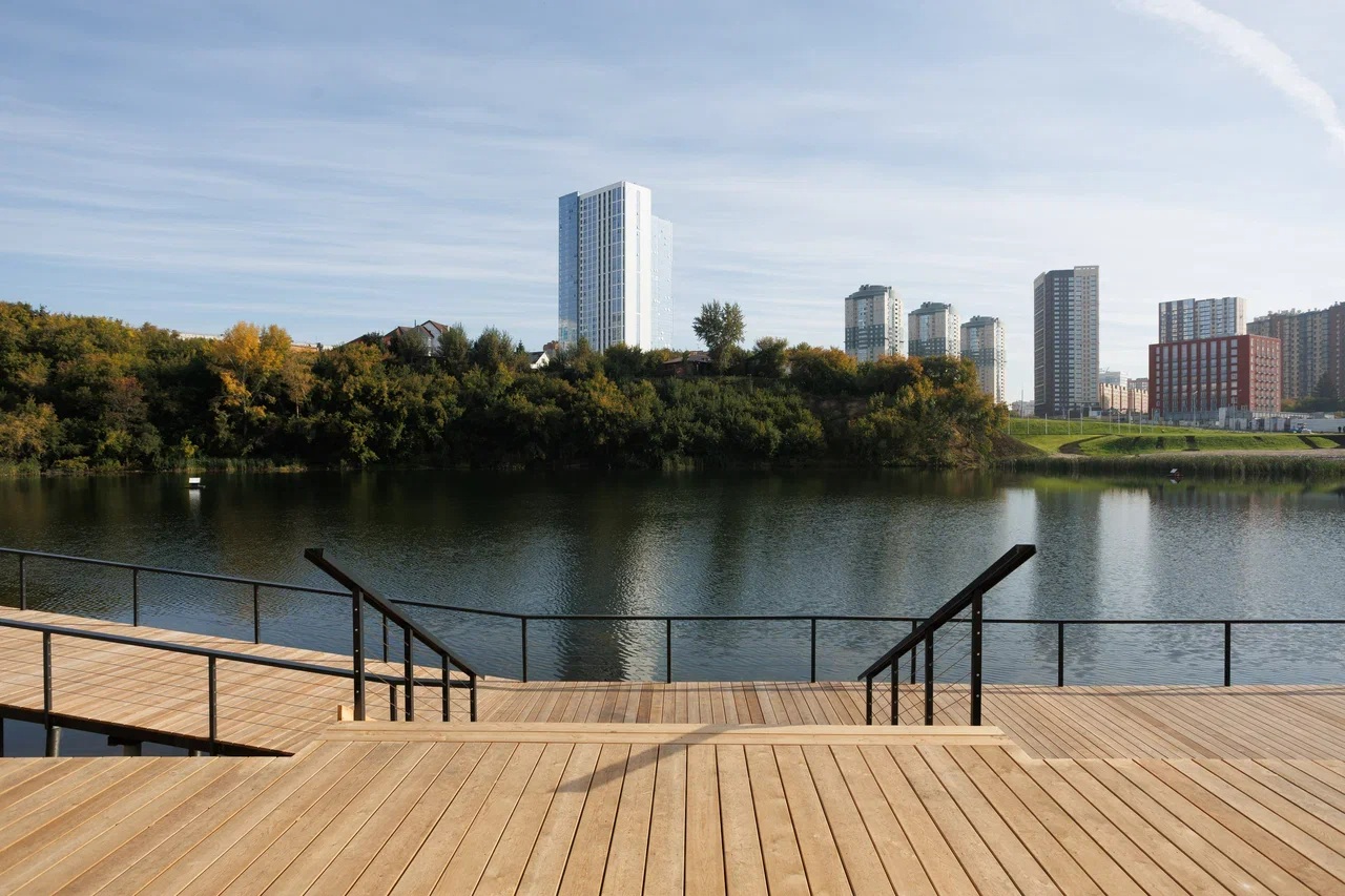 Набережную облицевали террасной доской из красноярской лиственницы