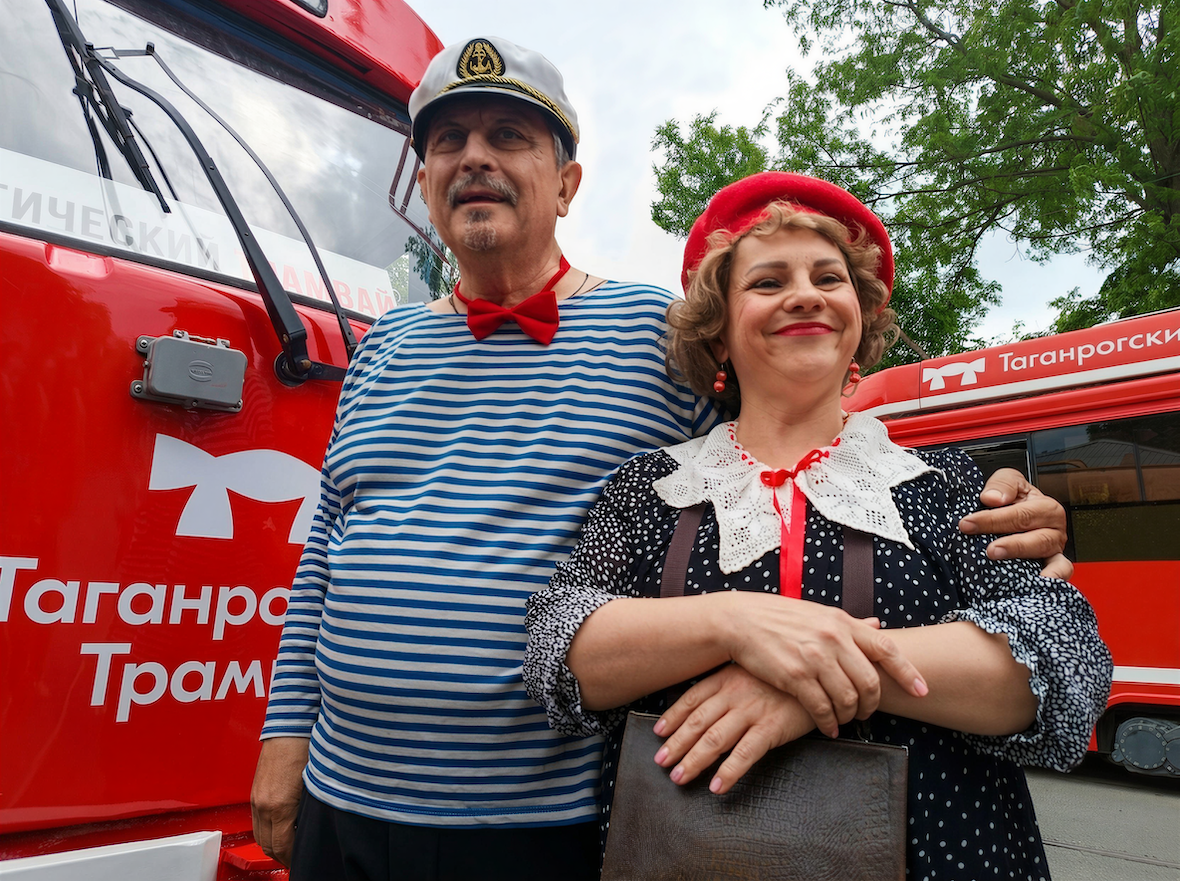 Фото: Анастасия Талызина. Кондуктор Клава и дядя Гарик — персонажи спектакля-экскурсии, который проводят в туристическом ретротрамвае в Таганроге