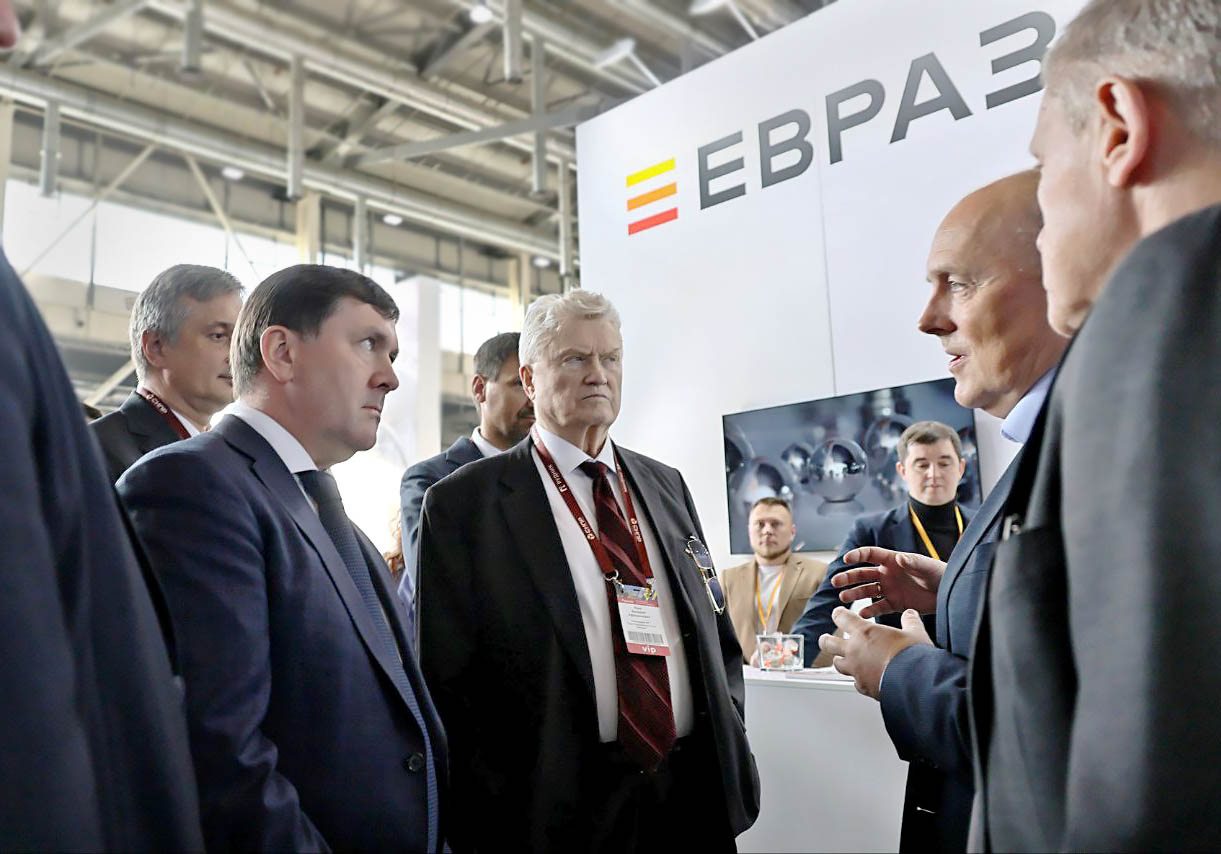 Дмитрий Барашков рассказывает о производстве шаров Алексею Шмыкову