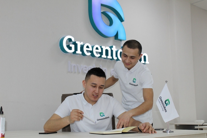 Сотрудники Greentoken («Зеленый токен») в офисе компании