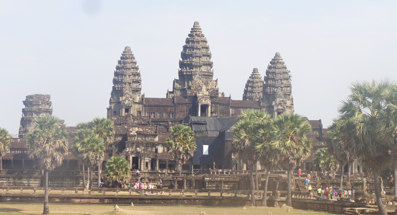 Центральное сооружение Ангкор Вата – многоярусная конструкция с множеством лестниц и переходов, окруженная рвом, и самая большая культовая постройка в мире размером 400 квадратных метров!