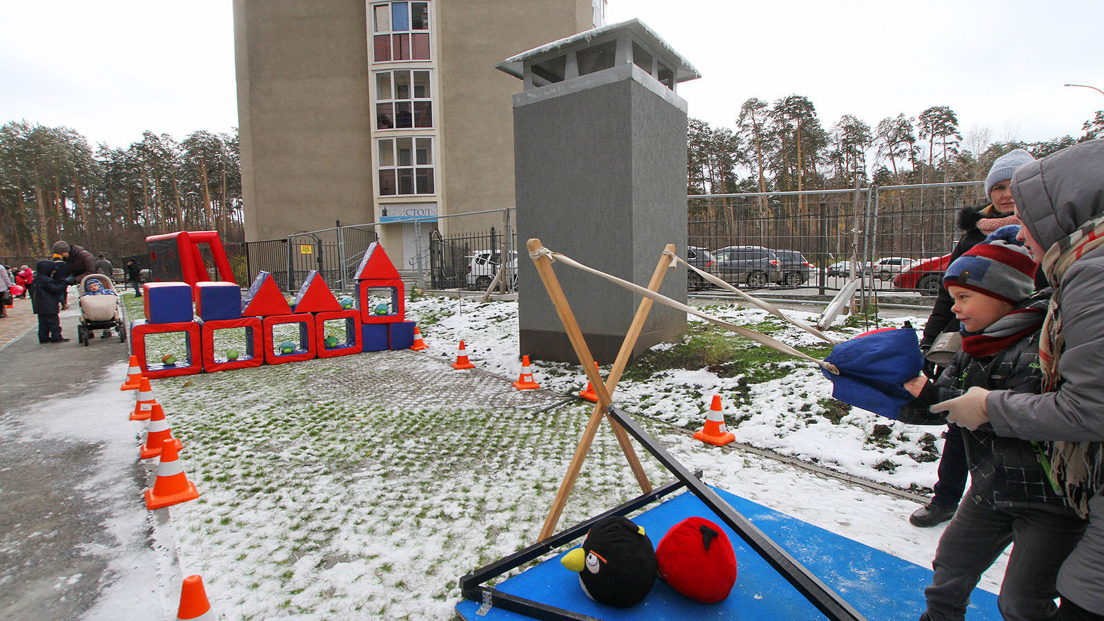 Малыши играли на локации Angry Birds, дети постарше и папы соревновались на площадке «Гол в ворота».