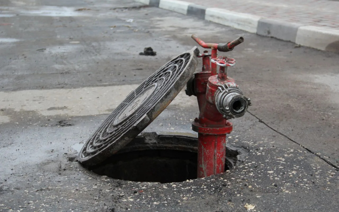 Водопроводный колодец с пожарным гидрантом  (Фото: пресс-служба «РКС-Тамбов»)