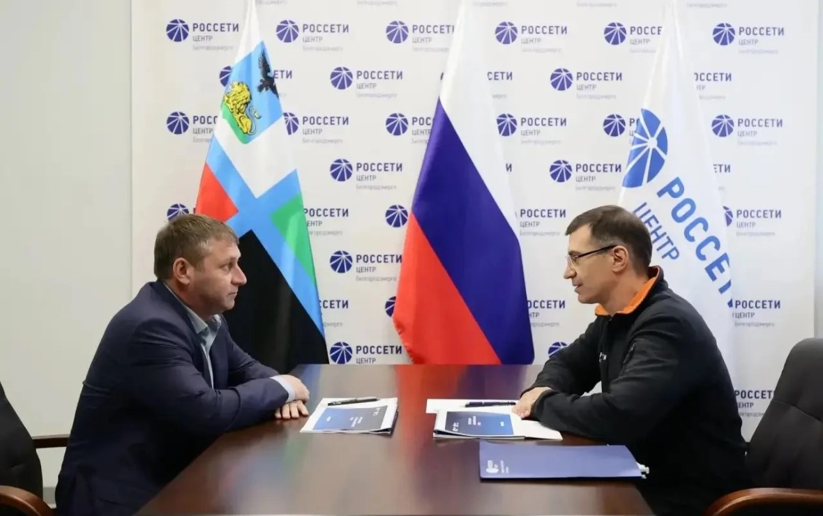 Александр Шуваев и Борис Эбзеев (Фото: пресс-служба филиала «Россети Центр» — «Белгородэнерго»)