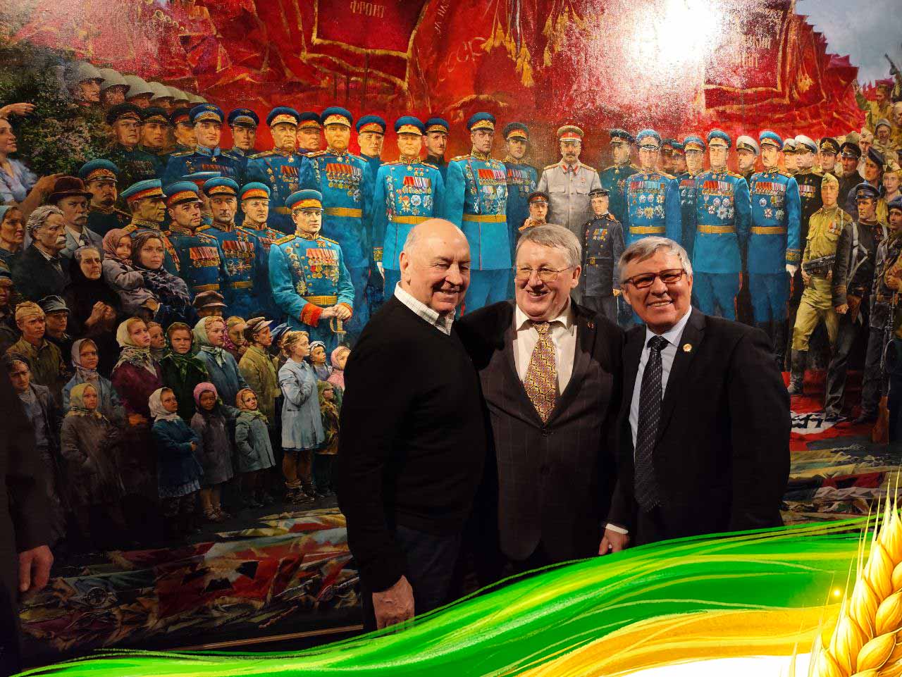 Сергей Козубенко (в центре) на фоне картины  «Наша Победа!».
Фото: ВСФСО «Урожай»