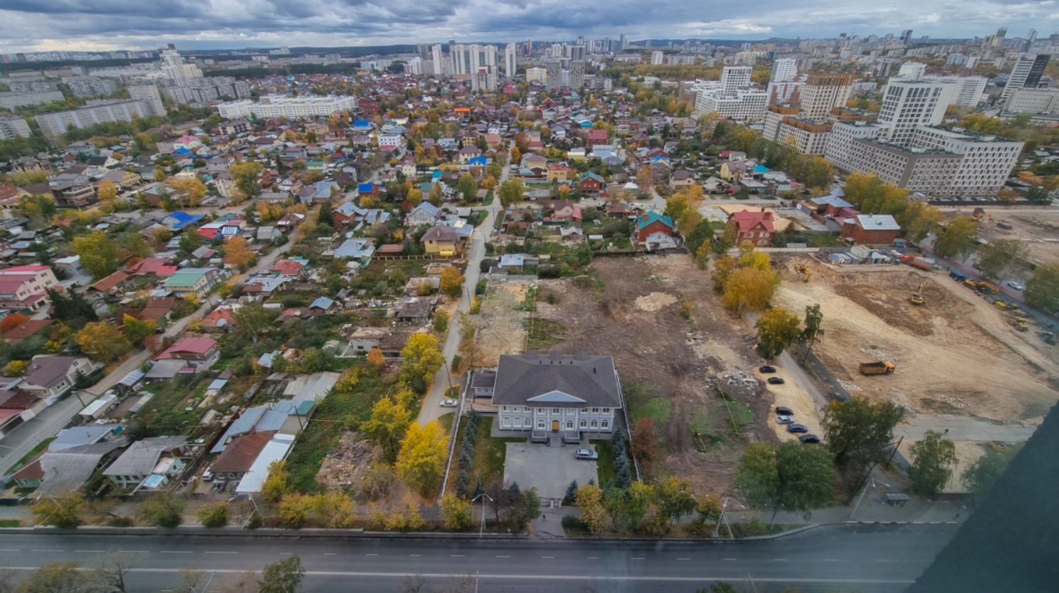 Цыганский поселок на Юго-Западе, частично отданный под застройку

(Фото: Антон Буценко, архив 66.RU)