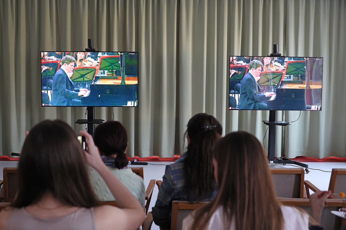 В центре «Синара-Долголетие» открыли виртуальный мини-зал филармонии