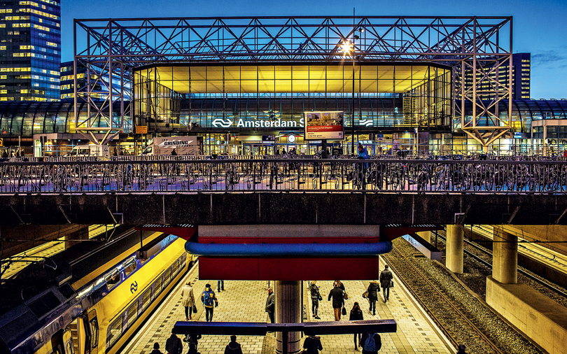 Можно жить в Амстердаме, а работать в Гааге — до нее 65 км и 37 минут на поезде