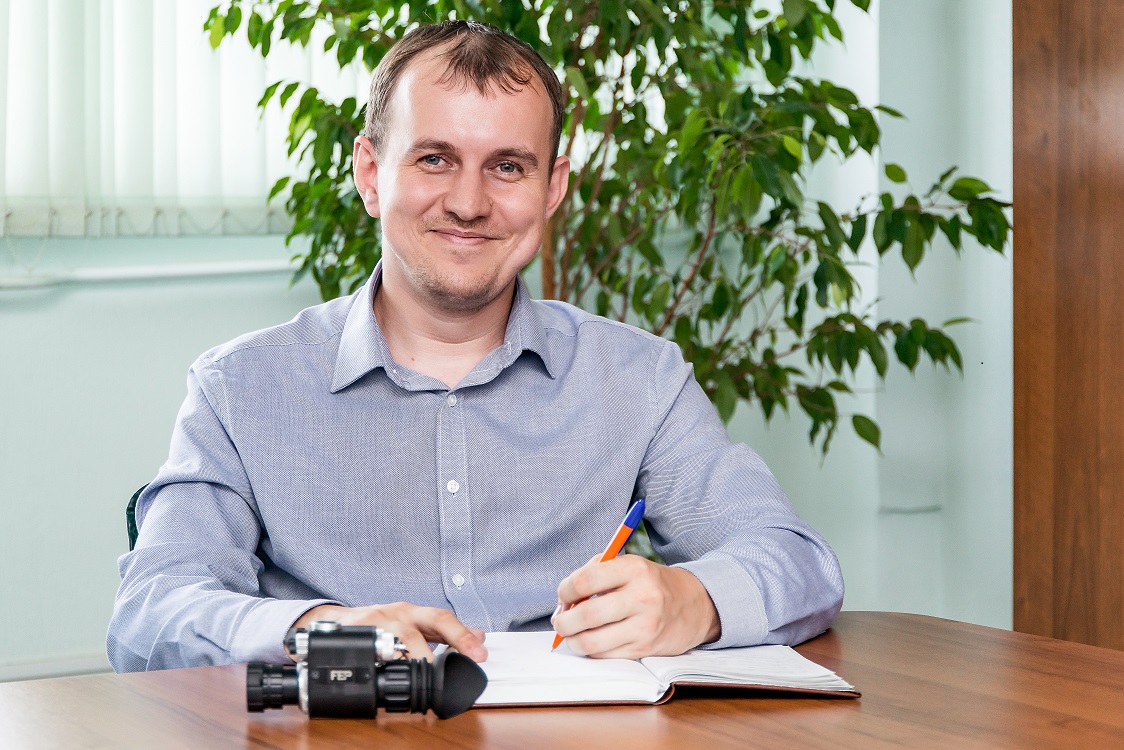 Павел Вихарев окончил Сибирский государственный университет геосистем и технологий, имеет многолетний опыт работы в разработке электронно-оптических систем
