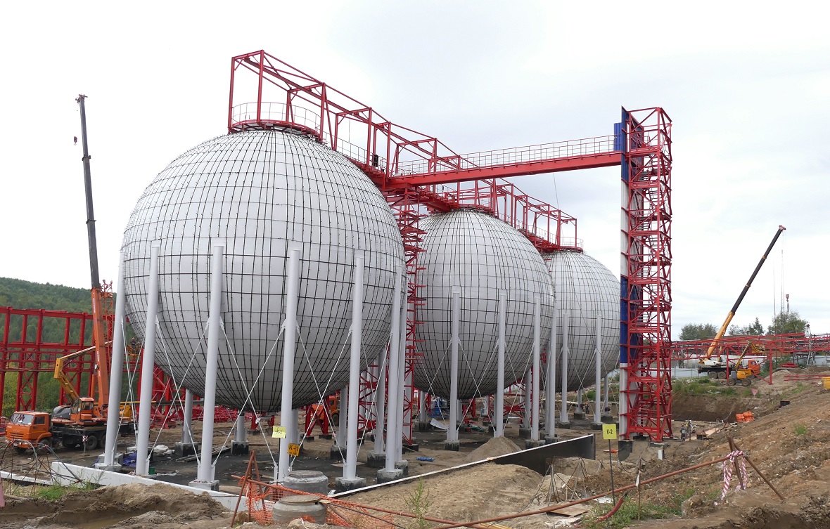 На комплексе АКМ компании «Метафракс» завершен монтаж шаровых резервуаров