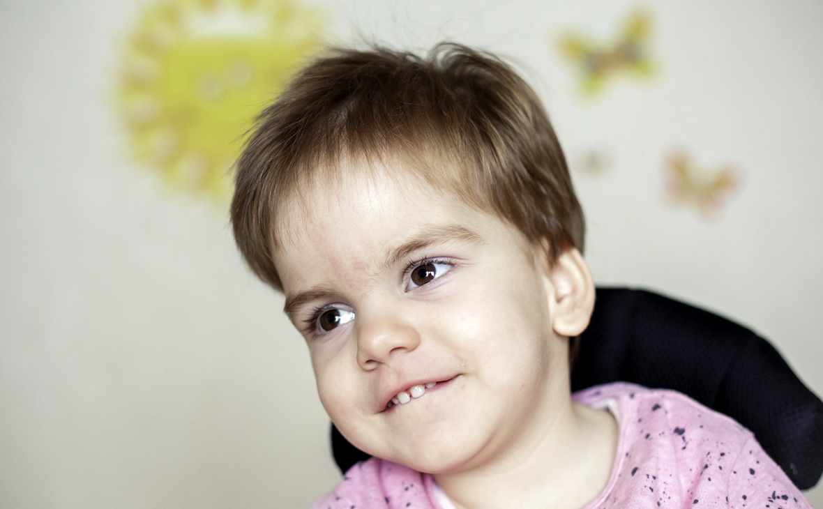 2-летней Ане требуется 131 520 рублей на лечение, чтобы научиться ходить