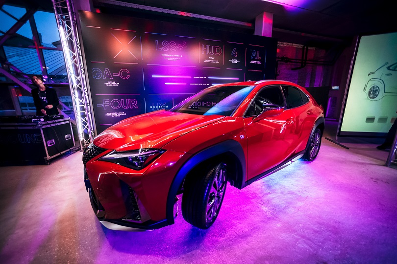 Новый Lexus UX: достойный кисти художника экспонат  