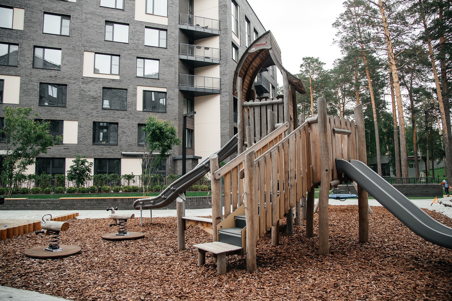 Детские площадки в квартале разработаны в команде с детскими психологами. На территории эко-квартала установлены спортивные тренажеры