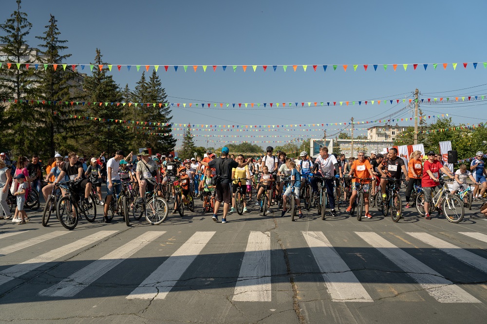 Более 1000 жителей Орска приняли участие в благотворительном велопараде 
