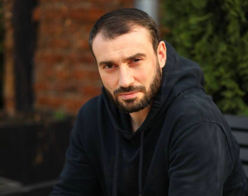 Анвар Богданов, основатель консалтингового агентства и создатель методологии продающего Customer Development, превращающей исследования клиентов в инструмент продаж: когда клиент в процессе беседы сам осознает свою проблему, он готов к покупке прямо сейчас. Мы перестали изучать клиентов и начали их слушать. В этом ключевое отличие. Фото: из личного архива
