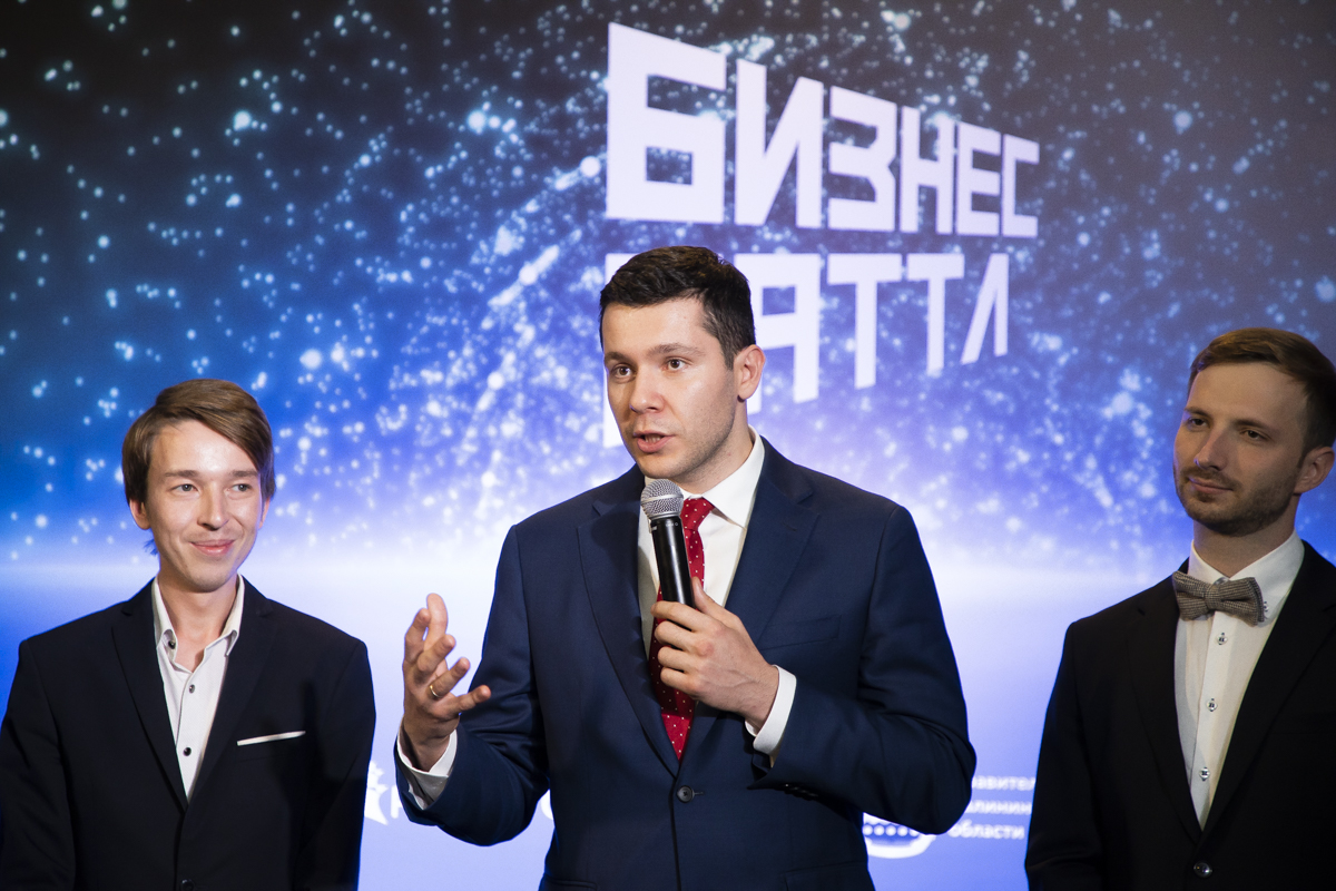 Антон Алиханов (в центре)