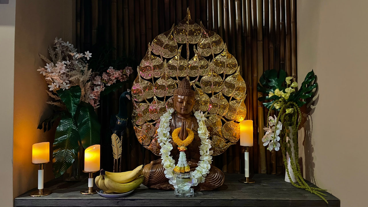 Алтарь Будды в спа-центре на Камала