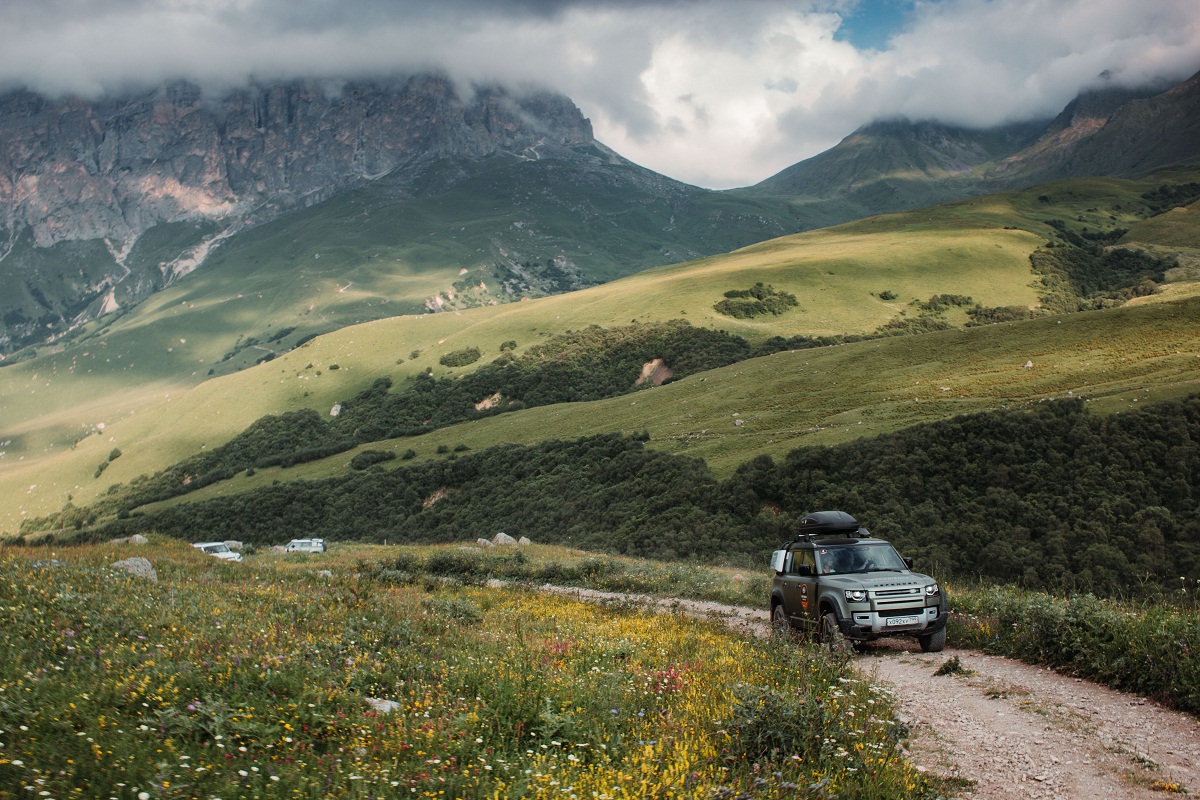 Дух приключений и путешествий заложен в ДНК Land Rover. Насладитесь яркими приключениями и захватывающими дух маршрутами универсального Defender