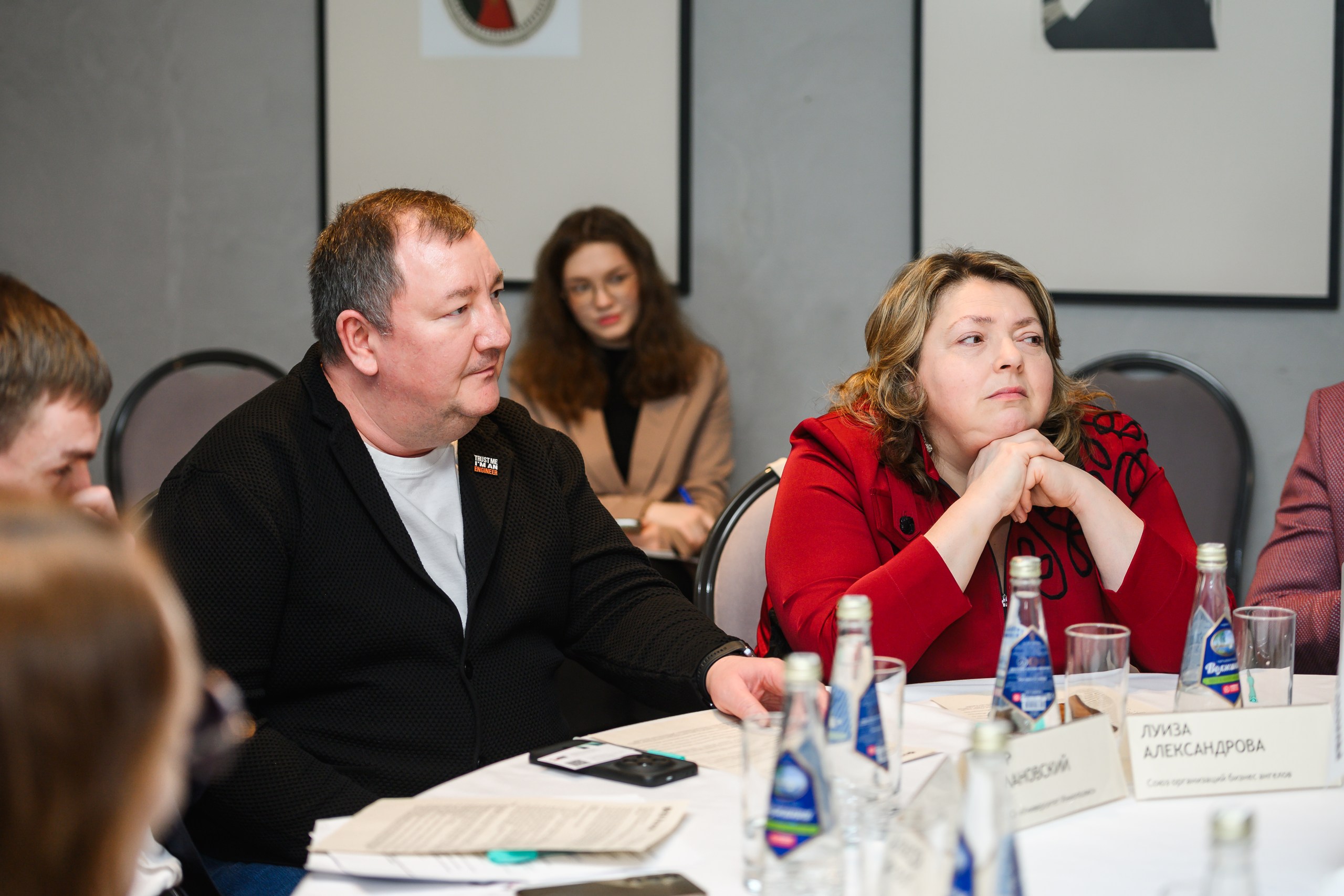 На фото: замдиректора центра развития промышленной робототехники Университета Иннополис Артур Шимановский и председатель Союза организаций бизнес ангелов, исполнительный директор Ассоциации профессиональных участников венчурного и инвестиционного рынка «Большая медведица» Луиза Александрова