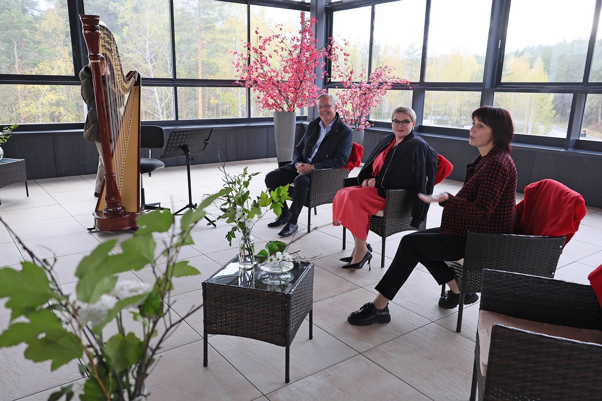 В центре «Синара-Долголетие» открыли виртуальный мини-зал филармонии