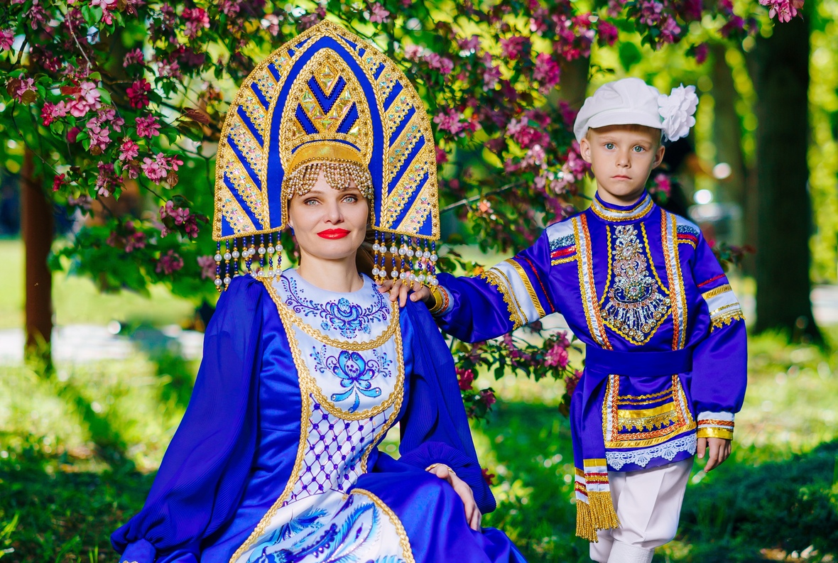 Фото: РБК Юг и Северный Кавказ, Роман Благов. Семья Логвиненко в русских костюмах со вставкой гжель